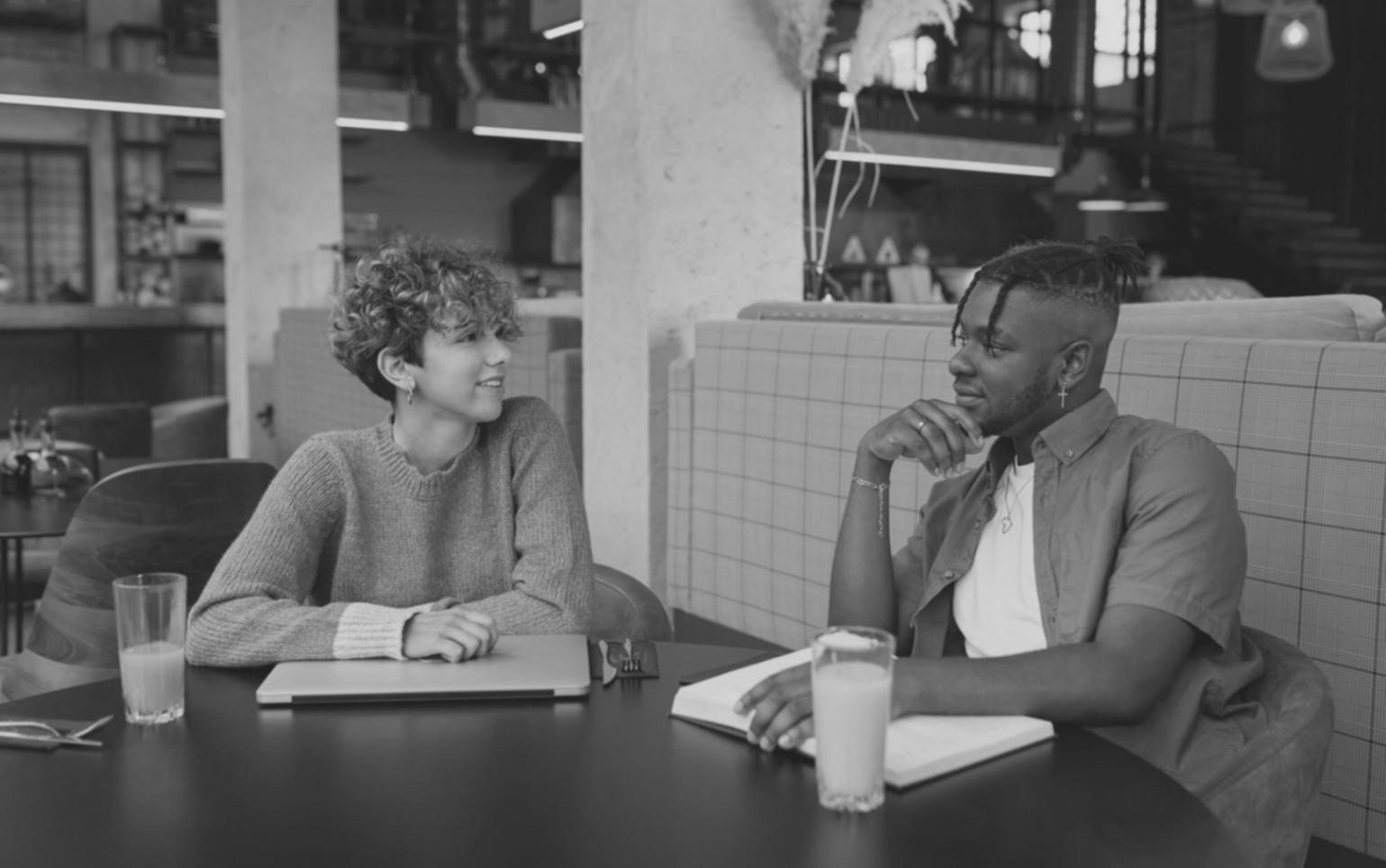 Personne consultant des documents financiers et prenant des notes