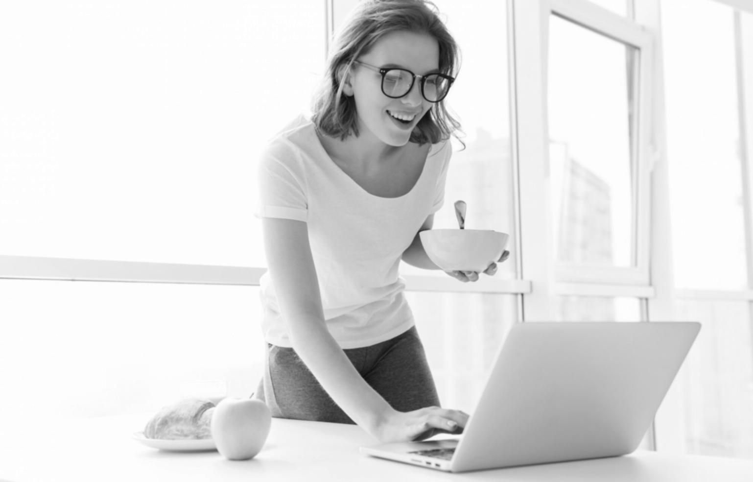 Analyse financière détaillée sur bureau avec graphiques et calculatrice