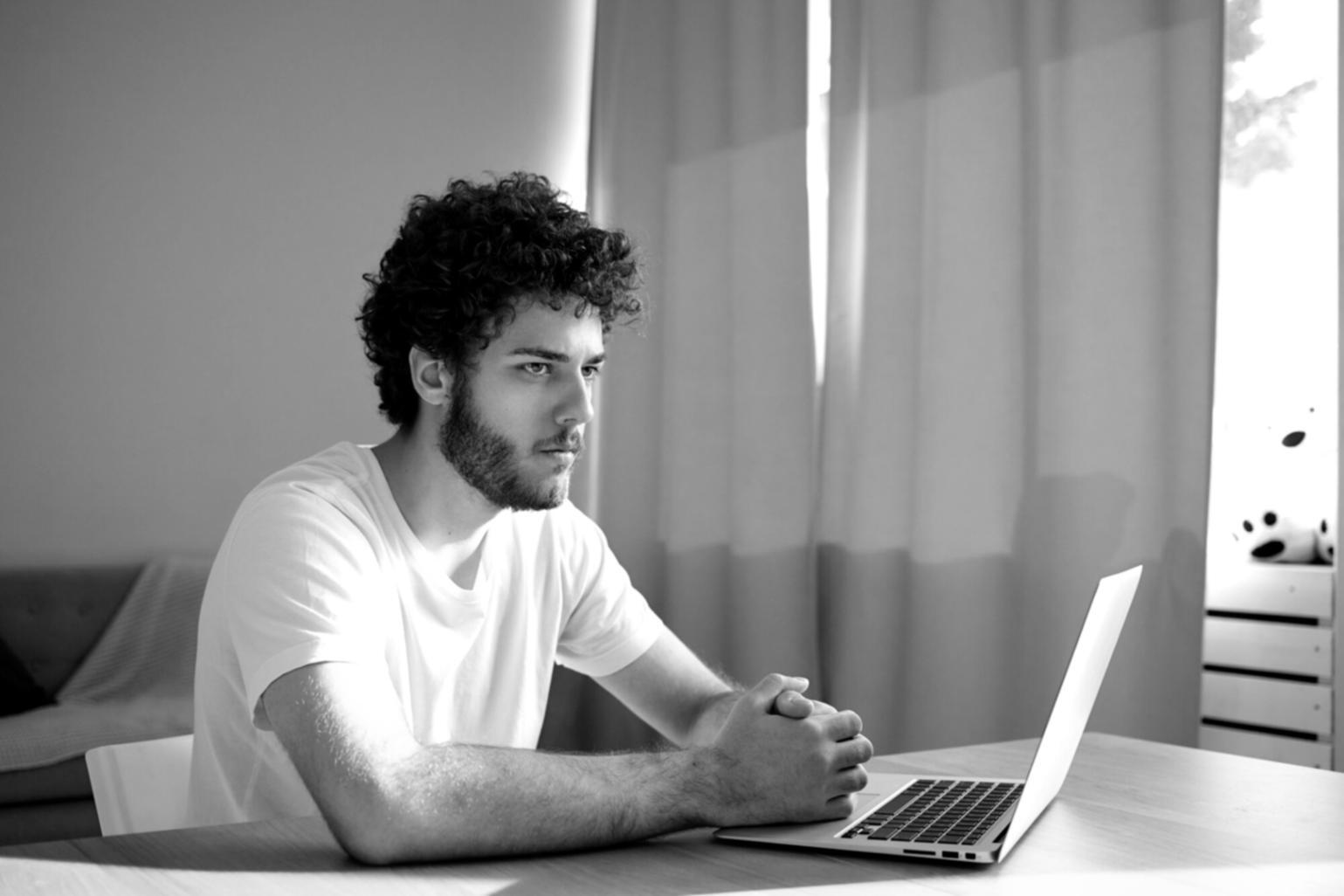 Interface de calcul de patrimoine avec visualisation claire des données financières